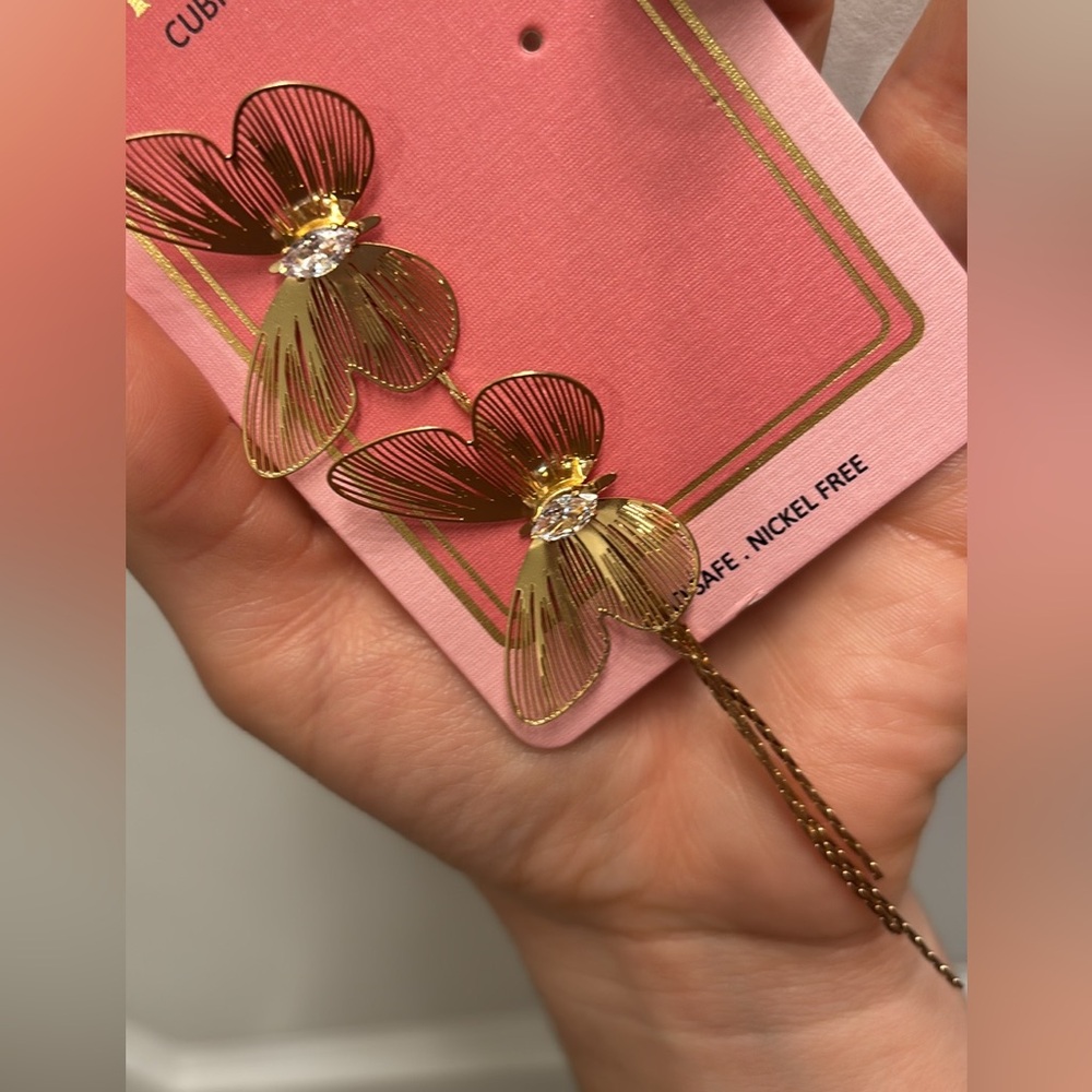 Butterfly earring set .